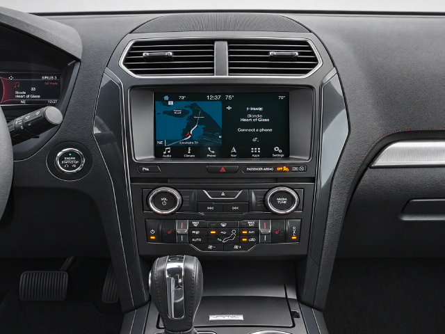 Used 2018 Ford Explorer XLT w/ Equipment Group 202A FWD image 18