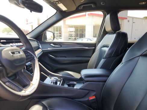 Used 2024 Jeep Grand Cherokee Limited AWD/4WD image 17