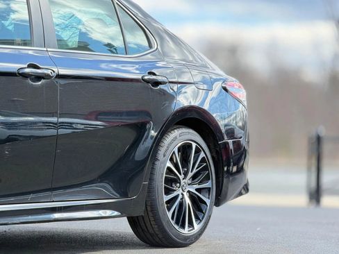 Used 2018 Toyota Camry SE image 4