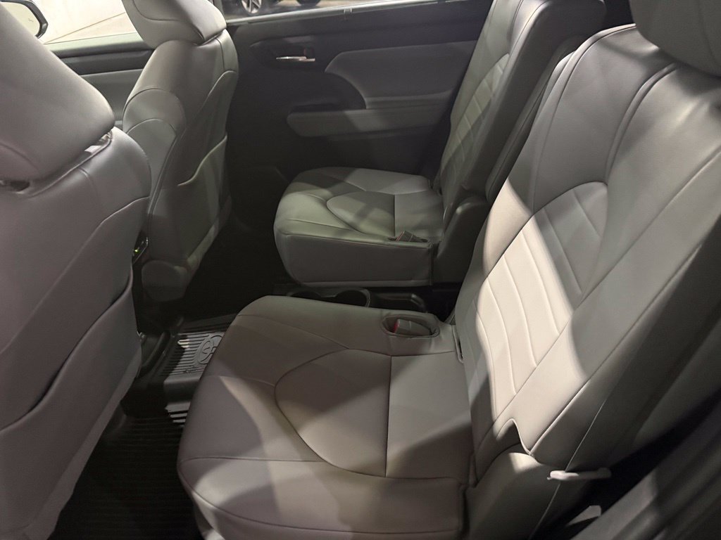 Used 2022 Toyota Highlander XLE AWD/4WD image 30