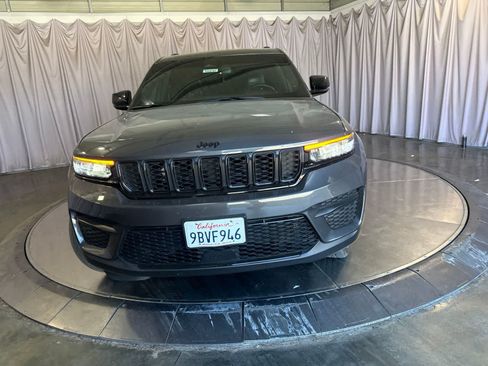 Used 2022 Jeep Grand Cherokee Altitude AWD/4WD image 2