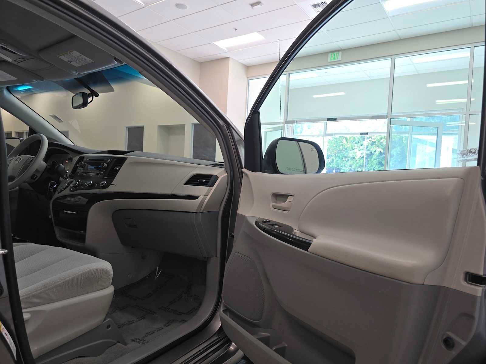 Used 2011 Toyota Sienna LE w/ Towing Pkg FWD image 26