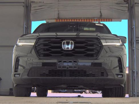 Used 2025 Honda Pilot Sport image 3
