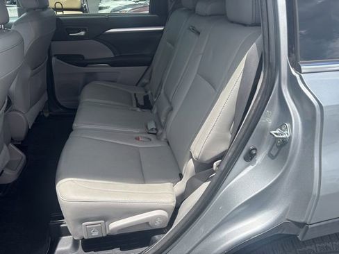 Used 2017 Toyota Highlander XLE FWD image 8