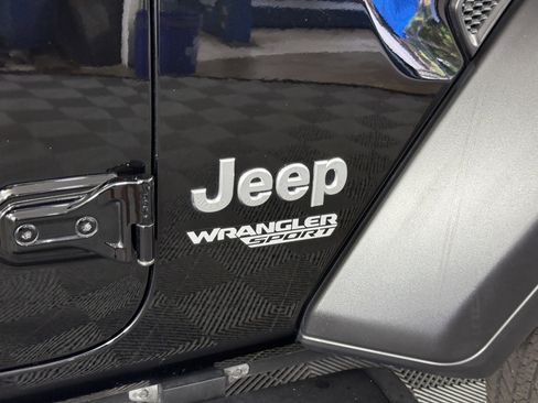 Used 2018 Jeep Wrangler Sport AWD/4WD image 9