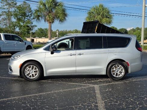 Used 2024 Chrysler Pacifica Touring-L FWD image 8