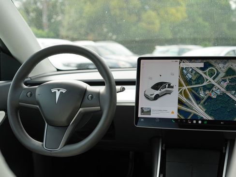 Used 2021 Tesla Model Y Long Range AWD/4WD image 9