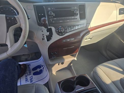 Used 2014 Toyota Sienna XLE FWD image 10