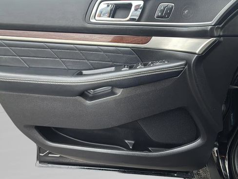 Used 2017 Ford Explorer Platinum image 16