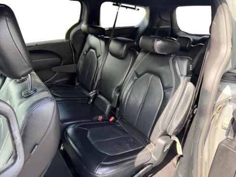 Used 2019 Chrysler Pacifica Touring-L w/ S Appearance Package FWD image 14