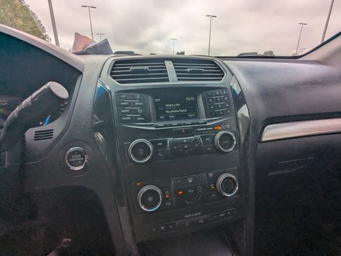 Used 2018 Ford Explorer XLT image 4