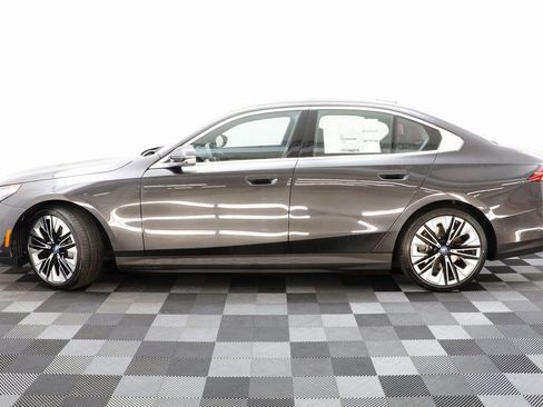 Used 2025 BMW i5 xDrive40 w/ Premium Package image 4