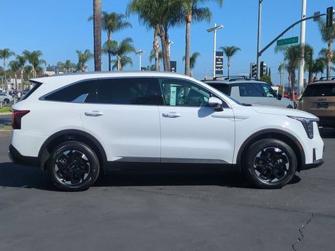 Certified 2025 Kia Sorento S AWD/4WD image 2