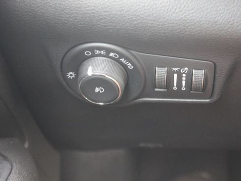 Used 2025 Jeep Compass Latitude w/ Convenience Group AWD/4WD image 17