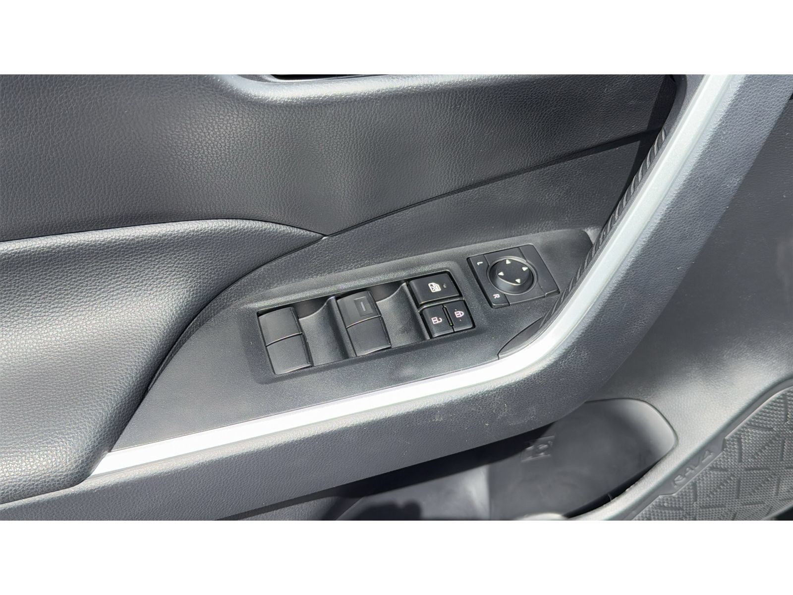 Certified 2025 Toyota RAV4 LE AWD/4WD image 15