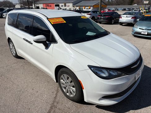 Used 2018 Chrysler Pacifica L FWD image 1