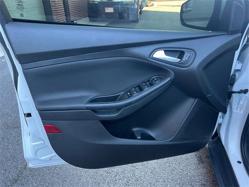 Used 2018 Ford Focus SE w/ SE Appearance Package image 10
