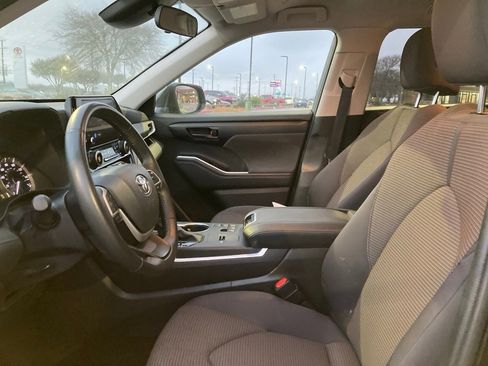 Used 2025 Toyota Highlander LE image 10