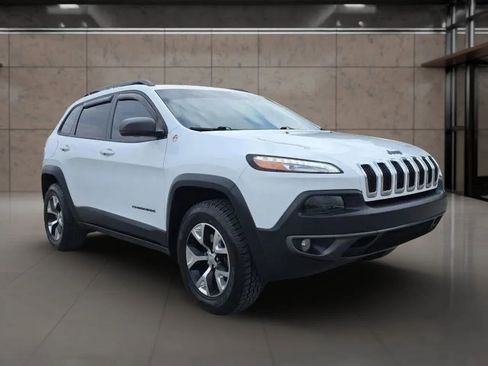 Used 2017 Jeep Cherokee Trailhawk image 3