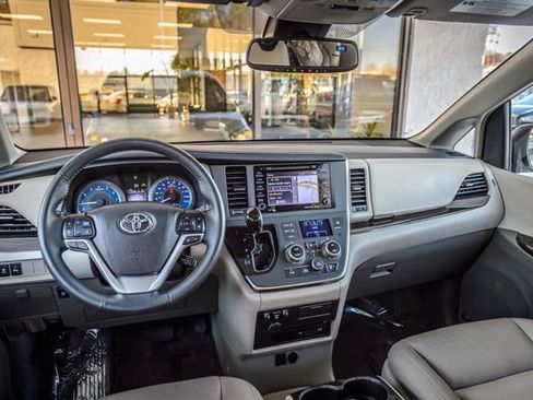 Used 2018 Toyota Sienna XLE Premium image 25