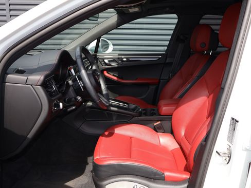 Used 2024 Porsche Macan AWD/4WD image 5
