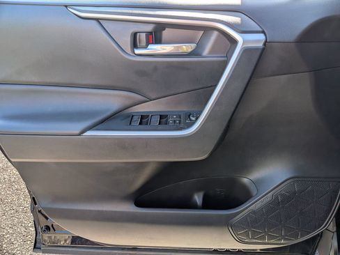 Used 2022 Toyota RAV4 XLE FWD image 32