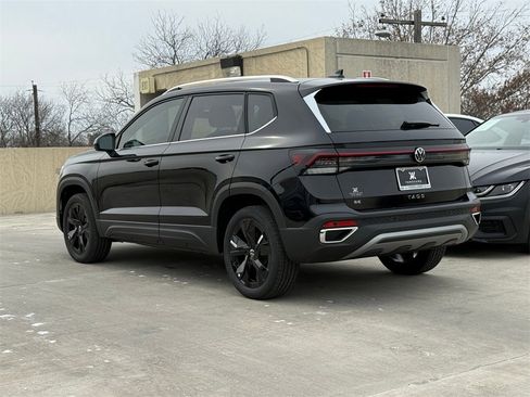 New 2026 Volkswagen Taos SE image 7