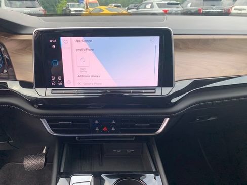 Used 2025 Volkswagen Atlas SE FWD image 32