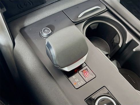 Used 2024 Land Rover Discovery S image 17