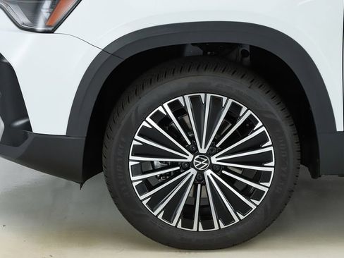 New 2026 Volkswagen Taos SE image 5