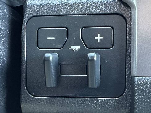 Used 2025 Toyota Tacoma SR5 AWD/4WD image 36
