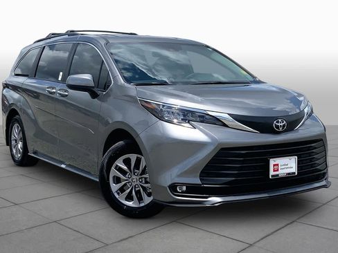 Certified 2026 Toyota Sienna XLE FWD image 3