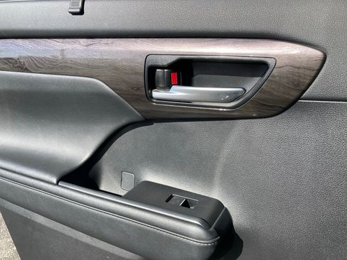 Used 2024 Toyota Highlander Platinum image 13
