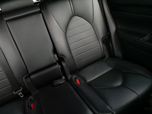 Used 2021 Toyota Highlander XLE AWD/4WD image 14