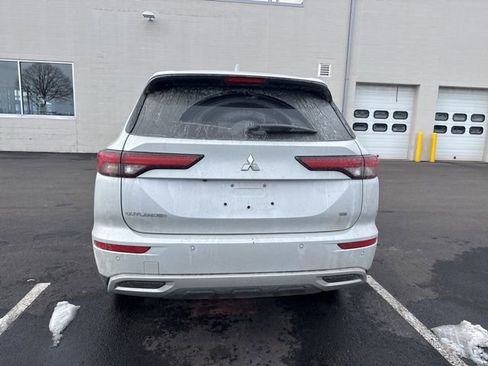Used 2024 Mitsubishi Outlander SE image 3
