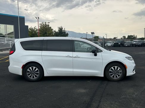 Used 2024 Chrysler Pacifica Limited FWD image 2