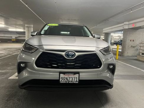 Used 2021 Toyota Highlander LE AWD/4WD image 3