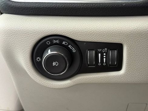 Used 2019 Chrysler Pacifica Limited w/ Advanced Safetytec Group FWD image 45