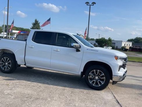 Used 2024 Chevrolet Silverado 1500 LT AWD/4WD image 2