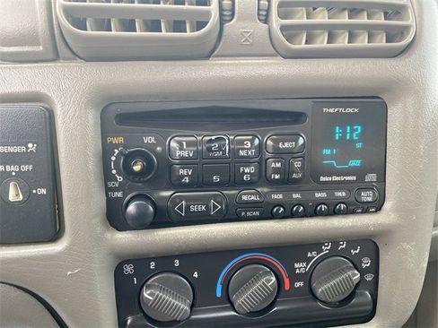 Used 2001 Chevrolet S10 Pickup LS w/ Preferred Equipment Group image 16