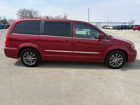 Used 2015 Chrysler Town & Country S image 2