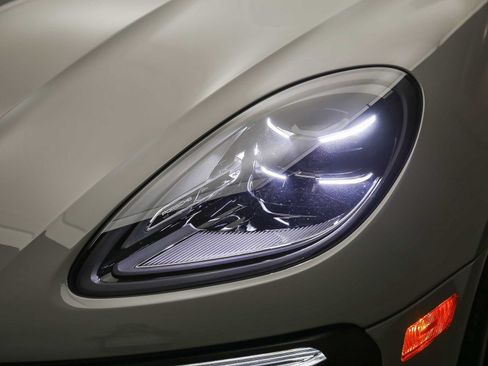 Certified 2026 Porsche Macan AWD/4WD image 11