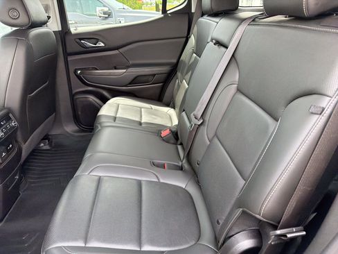 Used 2023 GMC Acadia SLT AWD/4WD image 13