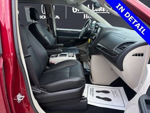 Used 2015 Chrysler Town & Country Touring FWD image 15