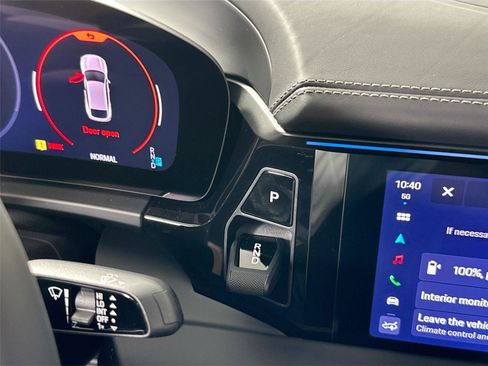 Certified 2025 Porsche Macan Turbo Electric AWD/4WD image 36