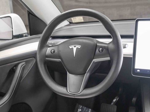 Used 2023 Tesla Model Y AWD image 17