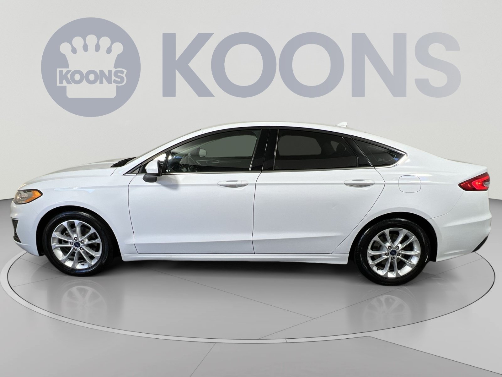 Used 2019 Ford Fusion SE FWD image 2