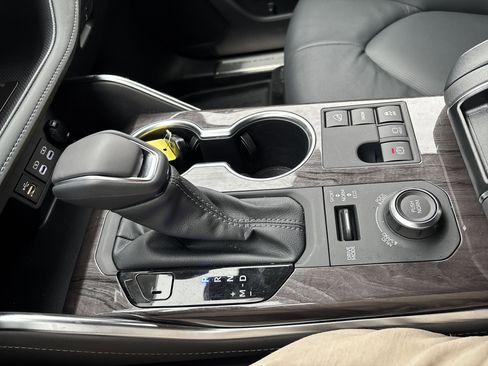 Certified 2026 Toyota Highlander Platinum image 27