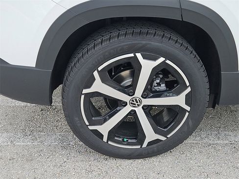 New 2025 Volkswagen Taos SEL image 5