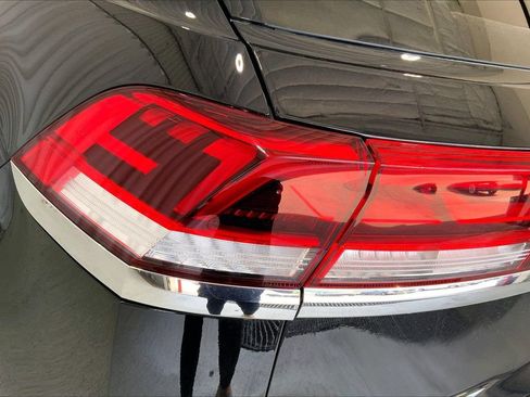 Used 2025 Volkswagen Atlas Cross Sport SE FWD image 13